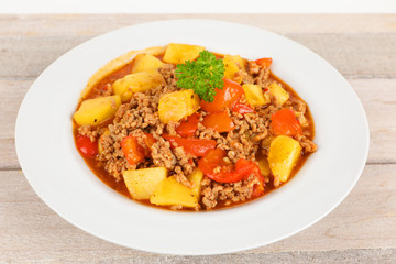 Eintopf mit Hackfleisch und Gemüse