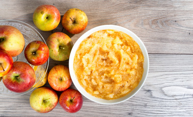 applesauce with apples on a wooden table