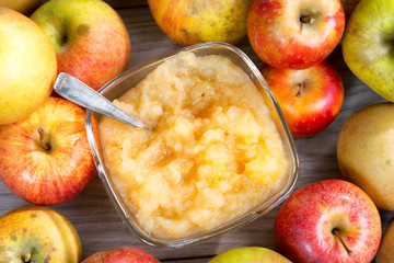 applesauce with apples on a wooden table