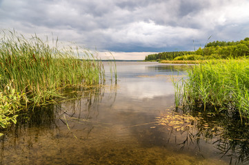 панорама летнего пейзажа на Уральском озере облачным днем, Россия © 7ynp100