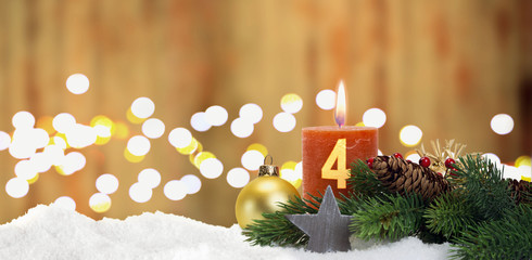 Vierte Advent Schnee Kerze und grüne Tanne.