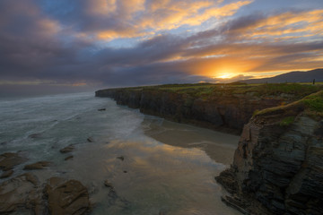 Nubes doradas al amanacer en As Catedrais
