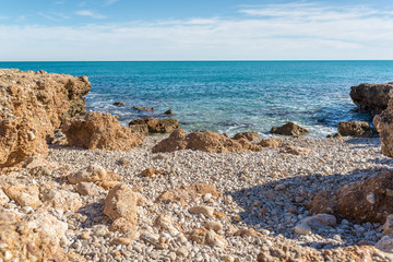 Fototapeta na wymiar Pequeña playa de piedras en el mar Mediterráneo. Alcossebre, Castellón, España
