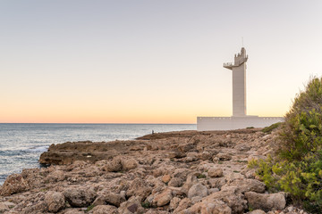 Vista de un faro al atardecer en el mar Mediterr&aacute;neo. Espa&ntilde;a