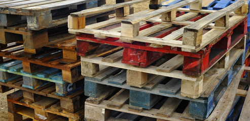 Empilage de palettes en couleurs