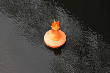 Orangefarbene Boje in der Spree/Berlin.