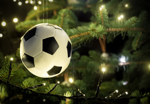 Fussball hängt am Weihnachtsbaum, ideal für Fussballvereine, Nahaufnahme