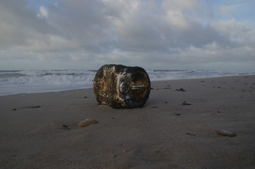 Angeschwemmter Kanister an der Nordseeküste