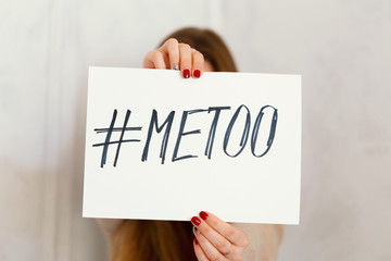 woman showing a note with the text me too