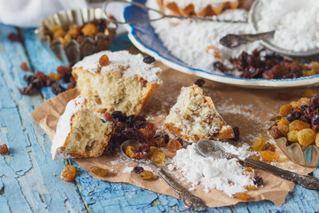 Cupcakes with raisins and sugar powder