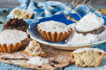 Cupcakes with raisins and sugar powder