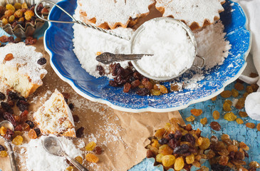 Cupcakes with raisins and sugar powder