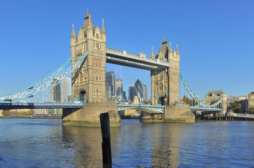 Obraz na płótnie Canvas London Tower Bridge and Thames River in the autumn