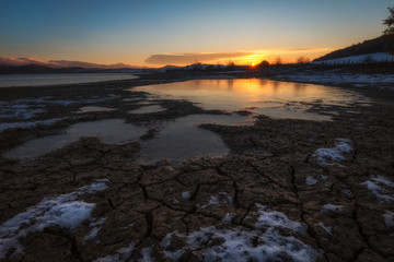 Obraz premium Crevices in the frozen mud in a cold morning