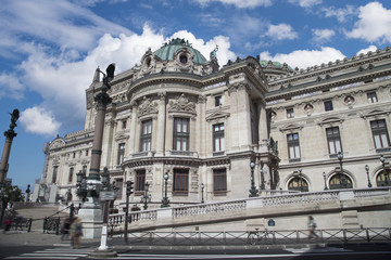 Fototapeta na wymiar opera paris. It is located in the Garnier Palace.