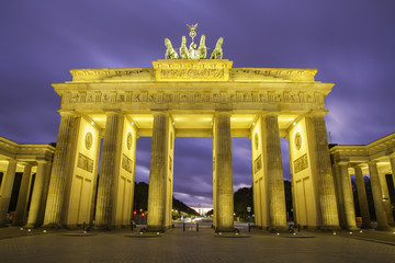 Fototapeta premium Brandenburg gate (Brandenburger Tor) in Berlin at sunset