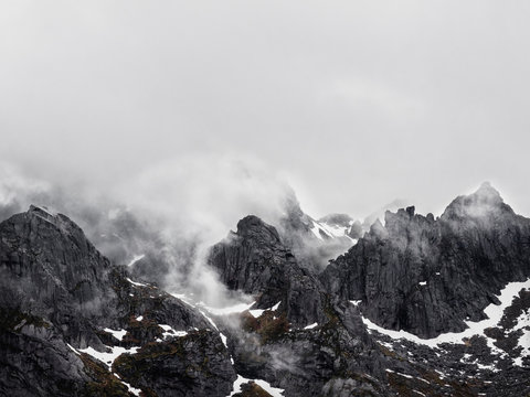 Wolkenbesetzte Berge auf den Lofoten in Norwegen