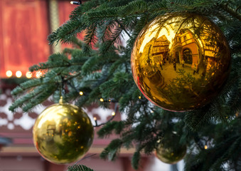Bernkastel-Kues:Spiegelung des Marktplatzes in einer Weihnachtskugel