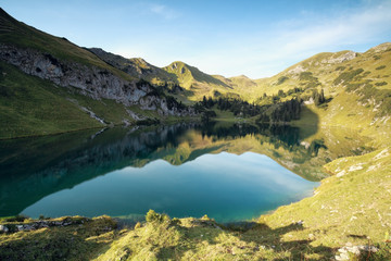 Fototapeta na wymiar mountains reflected in alpine lake