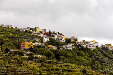 Vista viviendas en la monta&ntilde;a