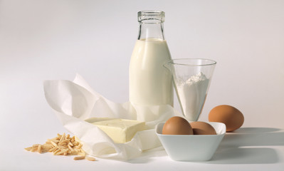 Backzutaten.Stillleben auf weiß