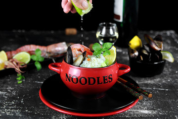 рисовая лапша с морепродуктами и белым вином © lenakorzh