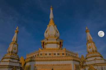 Naklejka premium Abstrakcyjna miękka sylwetka - sanktuarium, świątynia, buudha, księżyc. Nieruchomości publiczne w Wat Phra Maha Chedi Chai Mongkol, prowincja Roi Et, Tajlandia.