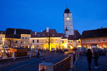 Obraz premium SIBIU, ROMANIA - 24 NOVEMBER 2017: Christmas Market in Sibiu main square, Romania, Transylvania