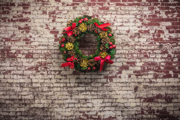 Obraz na płótnie Canvas christmas wreath on brick wall background