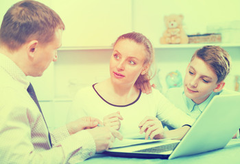 Obraz premium Mother and son signing documents