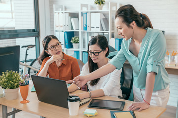 Fototapeta premium talking about project together with computer