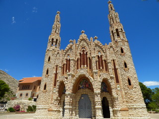 Fototapeta na wymiar Santuario de Santa María Magdalena en Novelda, Alicante (Comunidad Valenciana, España) Templo similar a Sagrada Familia de Barcelona