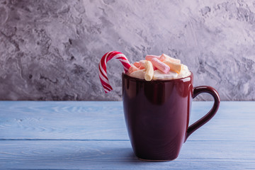 Obraz na płótnie Canvas A brown cup with a Christmas candy