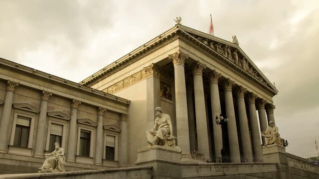 Vienna parliament (medium long shot) &ndash; tracking shot