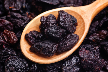 raisins and  wooden  spoon close- up food background