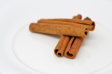 皿に並べられたシナモンのスティック