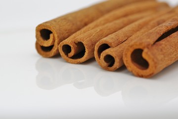皿に並べられたシナモンのスティック