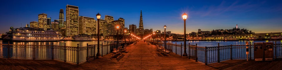 Foto auf Acrylglas San Francisco Downtown San Francisco und die Transamerica Pyramide zu Weihnachten vom hölzernen Pier 7 bei Sonnenuntergang