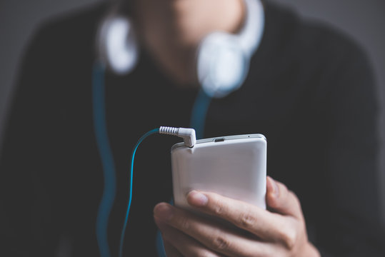 ヘッドフォンを付けた男性