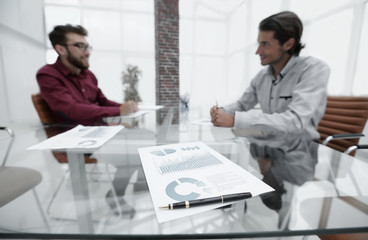Fototapeta premium business partners discuss the marketing scheme