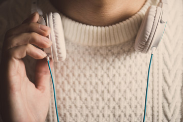 ヘッドフォンを付けた男性