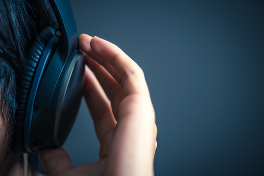 ヘッドフォンを付けた男性