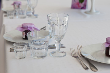 рюмки для напитков на столе