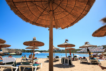 ombrelloni di paglia sulla spiaggia