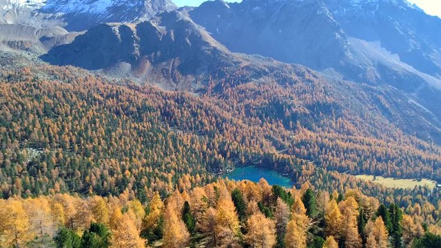 Aerial 4K - Val di Campo - Engadina (CH) - Vista autunnale del Lago Saoseo