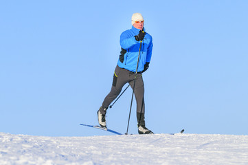 Workout im Schnee beim Langlaufen