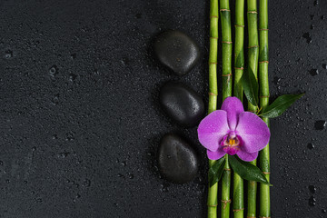 Kuuroordconcept met zenstenen, orchideebloem en bamboe