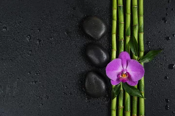 Badkamer foto achterwand Badkamer Kuuroordconcept met zenstenen, orchideebloem en bamboe
