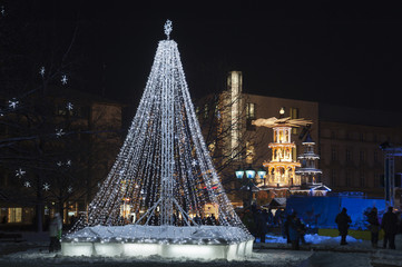 Weihnachtslichterkette in Christbaumform auf einem Weihnachtsmarkt, Karlsruhe.