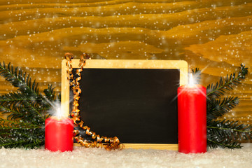 Kerzen vor Holzhintergrund mit festlicher Dekoration, Tafel und Schnee
